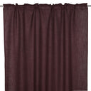 Mörkbrun gardin i linnetyg med rynkad överdel upphängd på gardinstång mot vit bakgrund