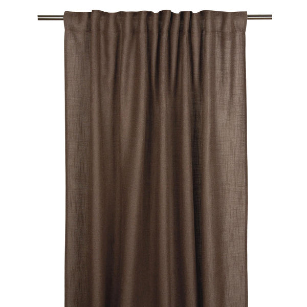 Brun gardin i linnelook med veckad struktur hängande på gardinskena