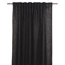 Svart linnegardín hängande på gardinstång med veck, transparent struktur och naturligt fall