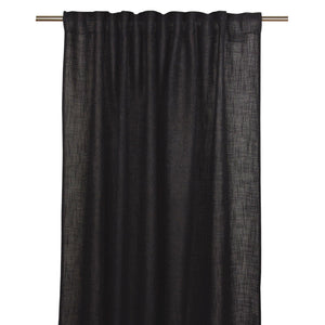 Svart linnegardín hängande på gardinstång med veck, transparent struktur och naturligt fall