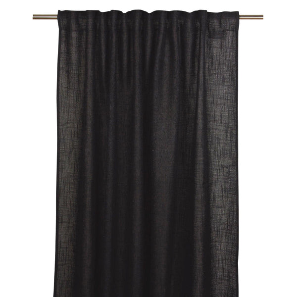 Svart linnegardín hängande på gardinstång med veck, transparent struktur och naturligt fall