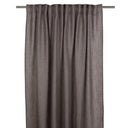 Grå gardin i linnelook hängande på gardinskena med veck och struktur