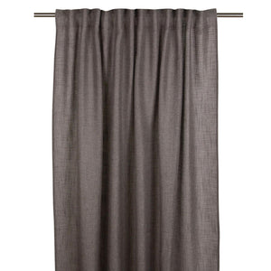 Grå gardin i linnelook hängande på gardinskena med veck och struktur