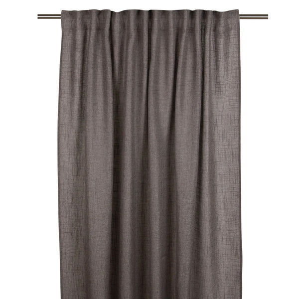 Grå gardin i linnelook hängande på gardinskena med veck och struktur