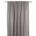 Grå linnegardinkappa hängande på gardinskena med veck och naturlig linnestruktur