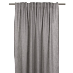 Grå linnegardinkappa hängande på gardinskena med veck och naturlig linnestruktur