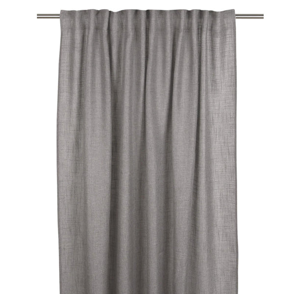Grå linnegardinkappa hängande på gardinskena med veck och naturlig linnestruktur