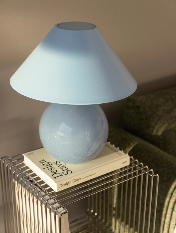 Iris Bordslampa 35 Duvblå- miljöbild