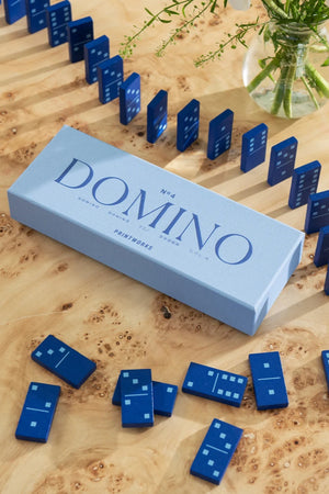 Domino Blå uppställda på ett bord. miljöbild