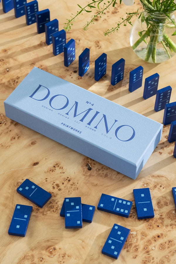 Domino Blå uppställda på ett bord. miljöbild