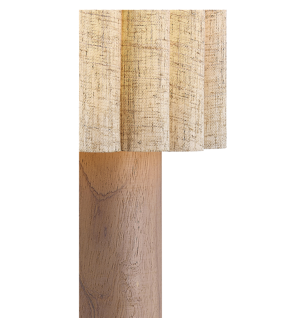 Skandi Golvlampa Natur. Lampan är tillverkad i trä och tyg i naturliga och beiga toner. Frontvy