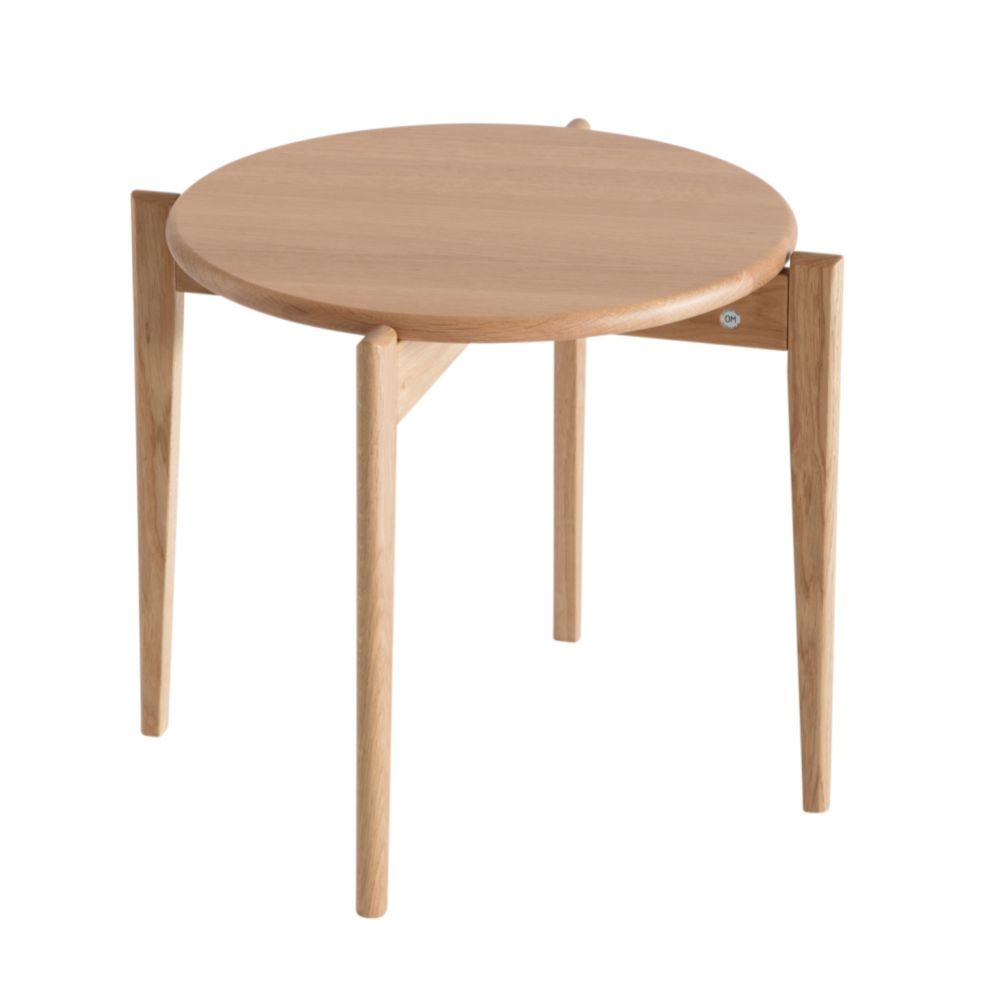 Runt bord i ljust trä med tre ben och minimalistisk skandinavisk design