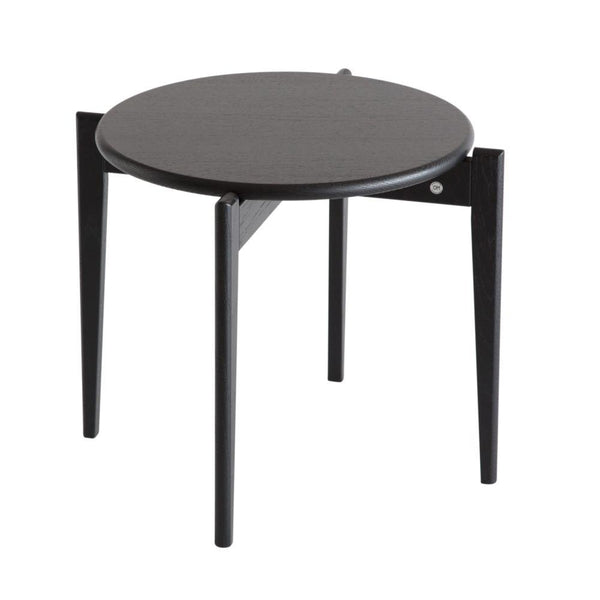 Runt svart cafébord i trä med tre ben och stapelbar design