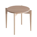 Runt bord i ljust trä med tre ben och triangulära stöddetaljer i skandinavisk design