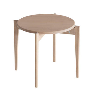 Runt bord i ljust trä med tre ben och triangulära stöddetaljer i skandinavisk design