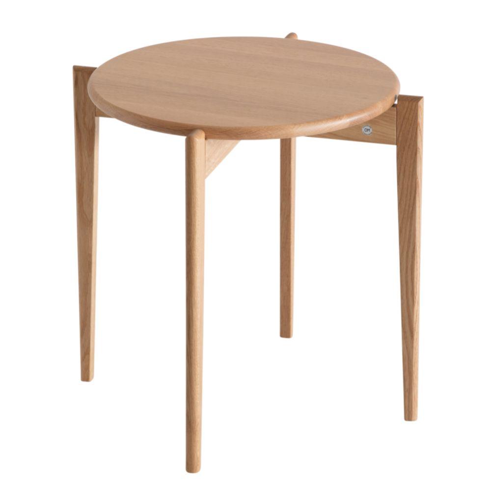 Runt satsbord i ljust trä med tre ben och elegant skandinavisk design