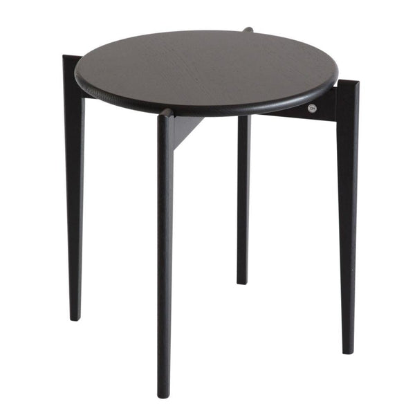 Runt sidebord i svart med grå träskiva och tre ben i modern skandinavisk design