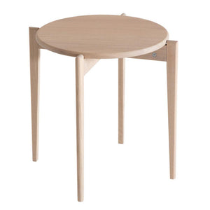Runt sidobord i ljust trä med tre ben och minimalistisk skandinavisk design