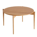 Runt soffbord i ljust trä med tre ben och triangulära detaljer i skandinavisk design