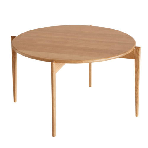 Runt soffbord i ljust trä med tre ben och triangulära detaljer i skandinavisk design