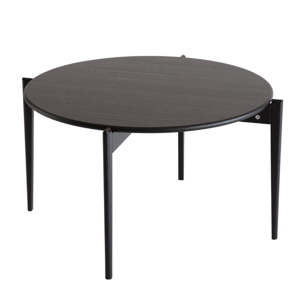 Runt soffbord i mörkt trä med svarta metallben i modern skandinavisk design