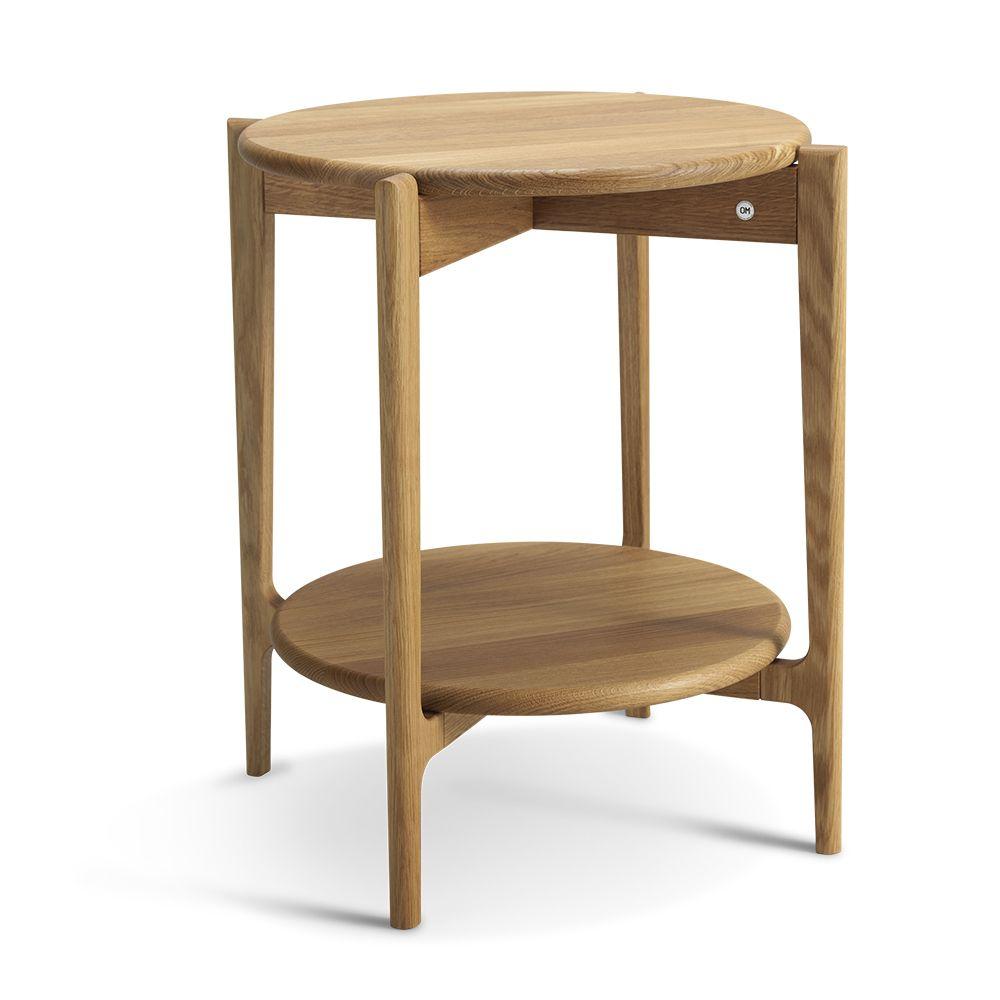 Runt sidobord i ek med två hyllplan och fyra ben i skandinavisk design