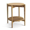 Runt sidobord i ek med två hyllplan och fyra ben i skandinavisk design