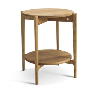 Runt sidobord i ek med två hyllplan och fyra ben i skandinavisk design