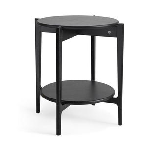 Svart sidobord med rund topp och hylla i trä, moderna ben i massiv ek