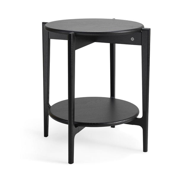 Svart sidobord med rund topp och hylla i trä, moderna ben i massiv ek