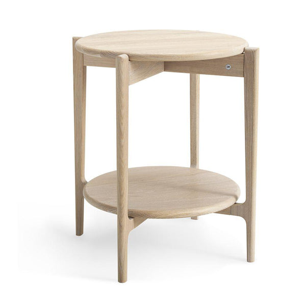 Runt träbord med två hyllplan i ljust trä, elegant skandinavisk design med fyra ben