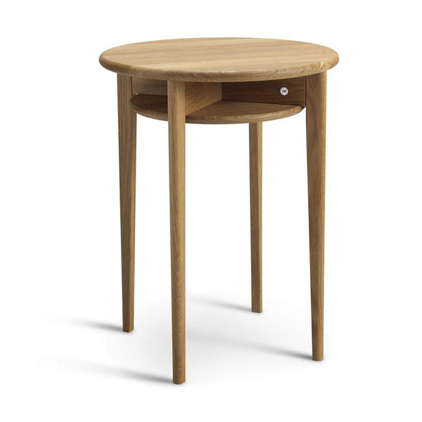 Runt soffbord i ek med tre ben och öppen hylla under bordsskivan