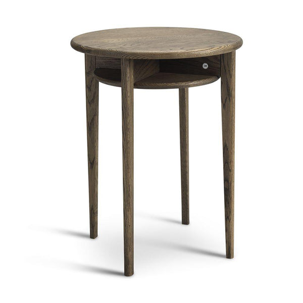 Runt sidobord i brungrått trä med hylla och tre ben i skandinavisk design