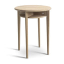 Runt sängbord i ljust trä med hylla och tre ben, skandinavisk design