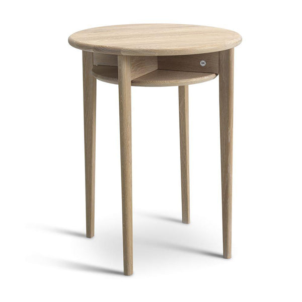 Runt sängbord i ljust trä med hylla och tre ben, skandinavisk design