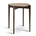 Runt sidebord i mörkbetsad ek med tre ben och synlig årsringsstruktur i träet