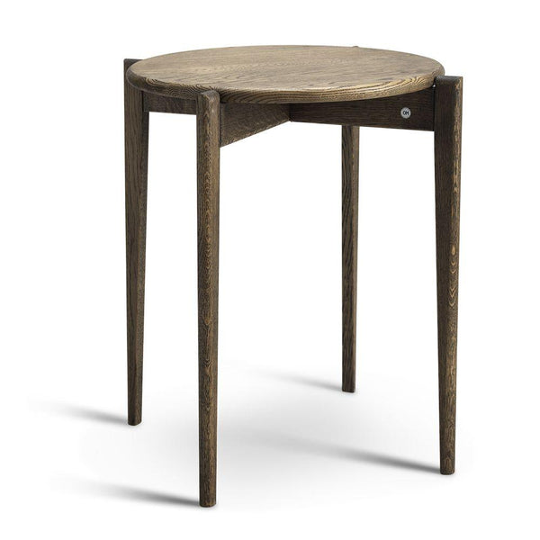 Runt sidebord i mörkbetsad ek med tre ben och synlig årsringsstruktur i träet