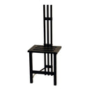 Svart stol i modern design med ribbad sits och hög rygg med vertikala spjälor