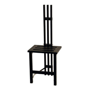 Svart stol i modern design med ribbad sits och hög rygg med vertikala spjälor