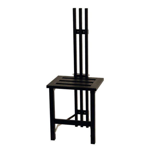 Svart stol i modern design med ribbad sits och hög rygg med vertikala spjälor