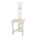 Vit trässtol med hög rygg och spjälor, visad från sidan med uppfällda ryggstöd