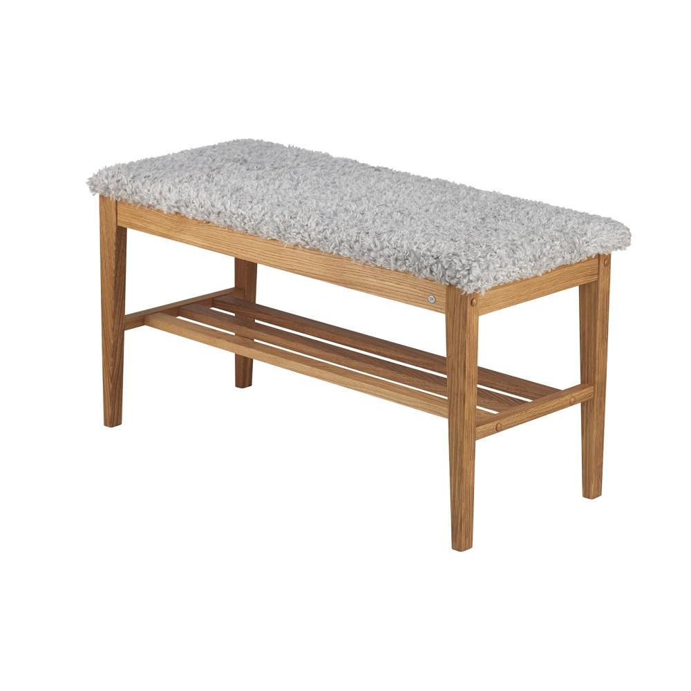 Hallbänk i ek med grå sittdyna och skohylla under sitsen