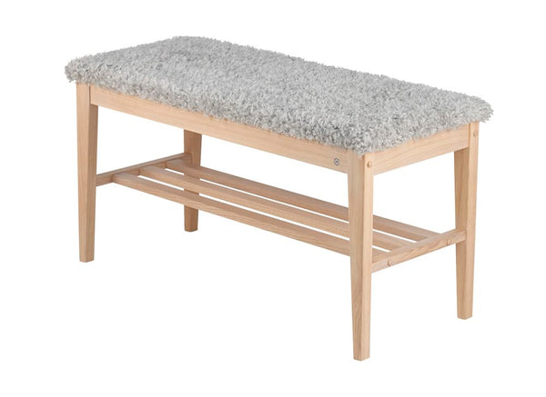 Hallbänk i ljust trä med grå fluffig dyna och hylla för skoförvaring