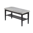 Hallbänk med svart träram och grå fluffig sittdyna, samt förvaring under sitsen