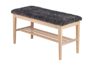 Hallbänk i ljust trä med grå luddig sittdyna och hylla för skoförvaring