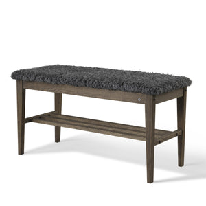 Bänk med grå fårskinnsdyna och träställning i mörkbrun ek med hylla