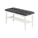 Vit hallbänk med grå luddig sits och förvaringshylla undertill