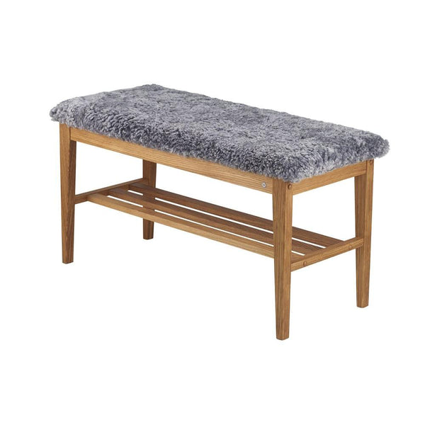 Bänk med grå fårskinnsdyna och ekram med hylla för förvaring av skor