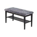 Bänk med grå fuskpäls och svart trästomme med hylla för förvaring