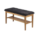 Hallbänk i ek med svart fårskinnsdyna och hylla för skoförvaring